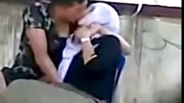 זונה דפוקה בצד סקס חינם עם חיות הדרך ובמכונית.