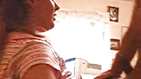 ביום שישי בערב בחצר הבית נתן פרה בפה. מצלמות מין חינם