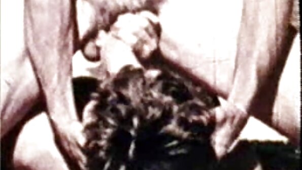 סקס פיג'מה עם אשת חד מצלמות חיות סקס קרן גמורה על הציצים והתחת.