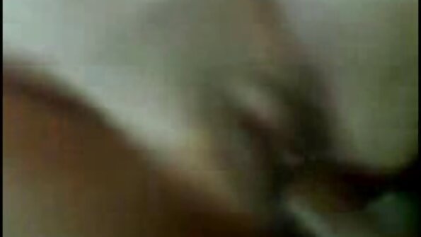 פילגש מצלמות סקס חיות ג'ינג'ית משחקת עם שפחה.