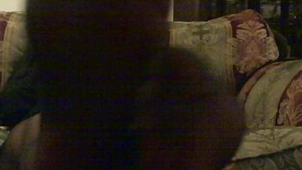 השכן שלי מצלמות חיות סקס דפק אותי בזמן שבעלי שתה עם חבריו בסאונה.
